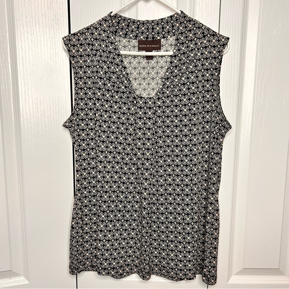 Dana Buchman Women’s Size Large Black White Geometric Print Sleeveless‎ Blouse
